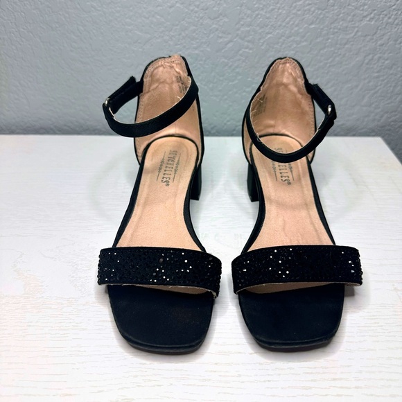 Stylish Black Ankle Strap Sandals - Picture 1 of 6